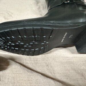 NEW/(WITH TAGS ON THE INSIDE) BLACK LEATHER BOOTS WITH A FLAT HEEL AND STRETCHY